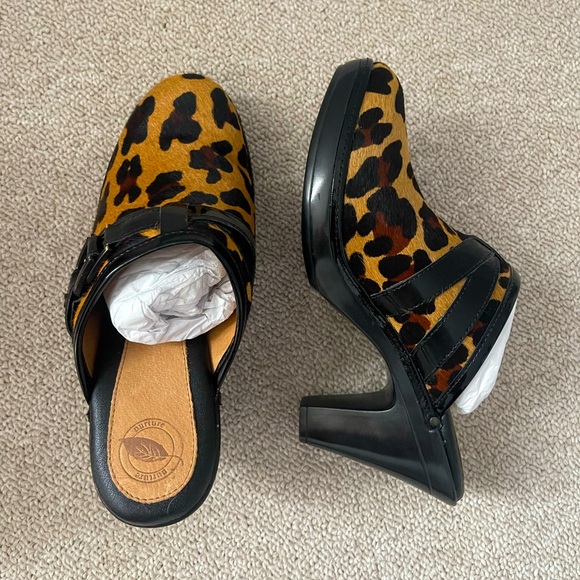 Nurture Shoes - Nurture heels. In TBETN TN/BLK. Size 8.5M